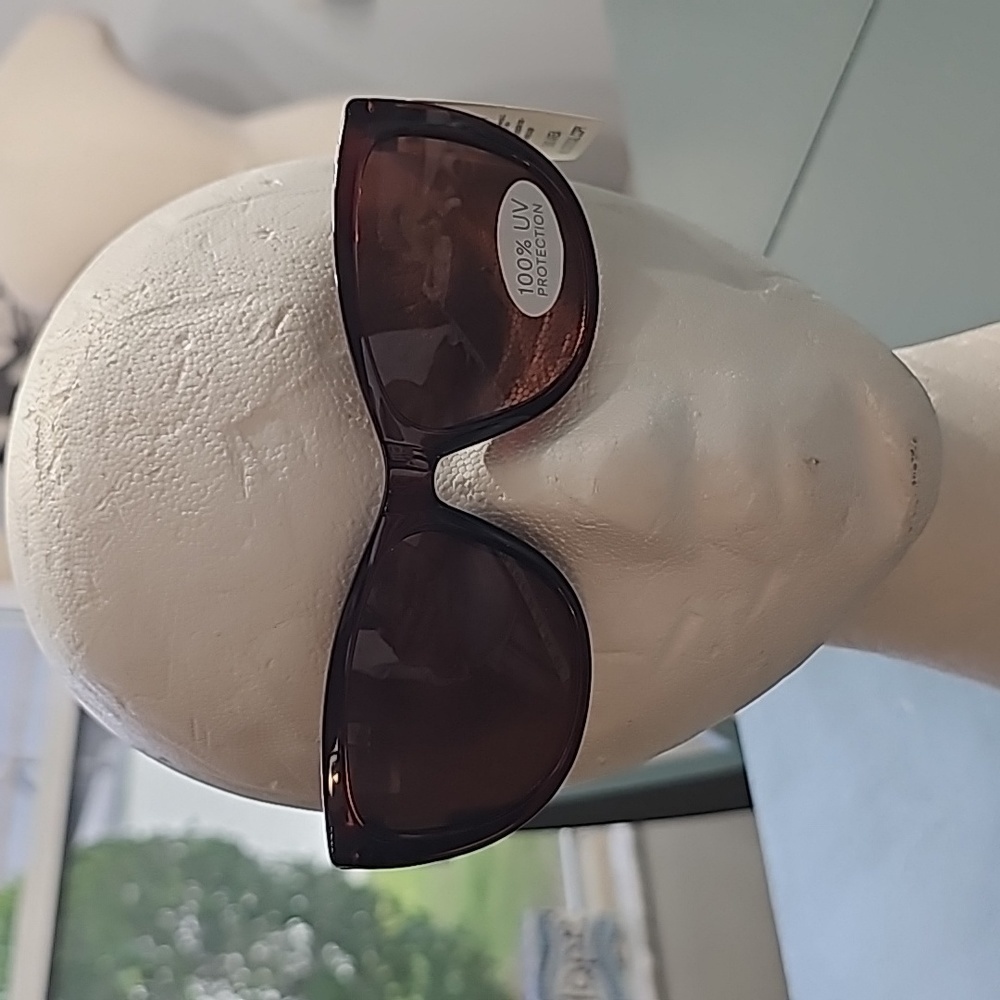 Liz Claiborne sunglasses π. Brown with bling. New withβ tags.